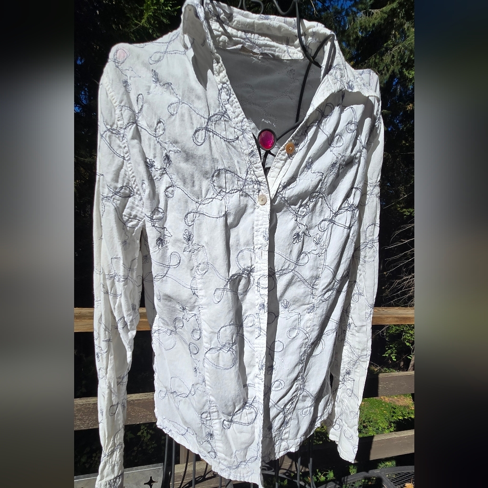 Horny Toad White & Gray Embroidered Button Down Shirt SzM - Picture 2 of 8